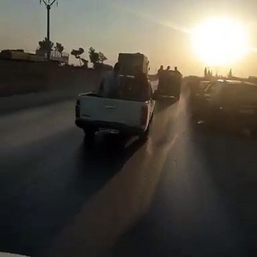 لحظة طرد أهالي منبج لعناصر من ميليشيا أسد