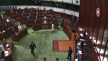 Abucheos y caos en el Parlamento impiden discurso de jefa del Ejecutivo de Hong Kong