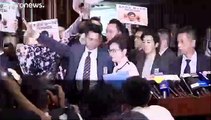 فيديو: معارضة هونغ كونغ تقاطع خطاب زعيمة البرلمان وتجبرها على المغادرة
