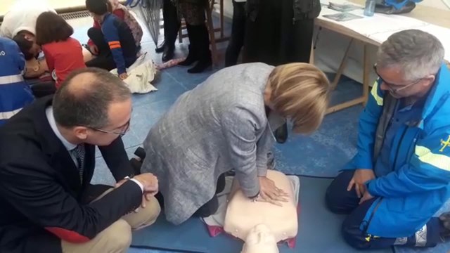La alcaldesa de Avilés realizando maniobras de reanimación en un simulacro