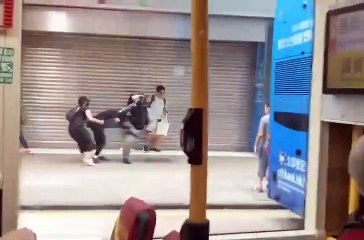 Un manifestant met un high-kick à un policier à Hong Kong
