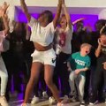 Les pas de danse endiablés de ce groupe de jeunes font l'unanimité sur les réseaux sociaux