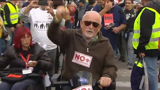 Miles de pensionistas se manifiestan en Madrid por unas pensiones dignas