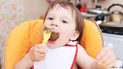 1 साल के बच्चे को गलती से भी ना खिलाएं ये चीजें | Food chart of 1 year old baby | Boldsky