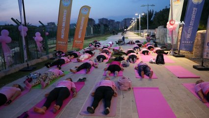 Yoga yaparak meme kanserine dikkat çektiler