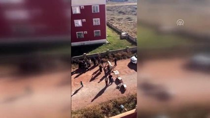 Tozdan şikayetçi olan kadınların yol kapatma eylemi