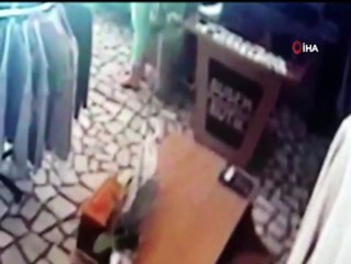 İş yerinden hırsızlık yapan kadın kamerada