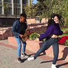 Elle danse sur un air de saxophone. Vous serez bouche bée !