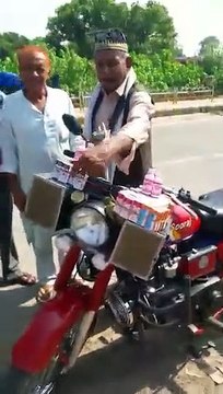 Découvrez cette moto qui marche avec une commande vocale et est équipée d'un distributeur des pièces
