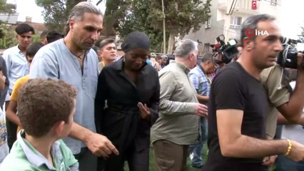 ABD'li sanatçı Della Miles Barış Pınarına destek için Suriye Sınırında