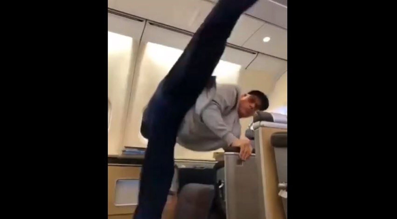 Jean-Claude Van Damme kickboxing in a plane !
