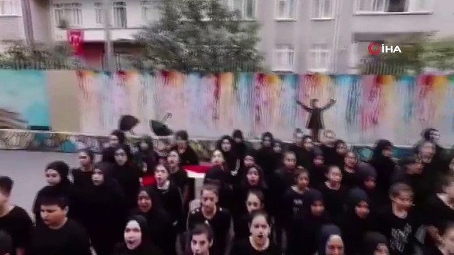 Öğrencilerden Mehmetçik’e marşlı Türk bayraklı destek