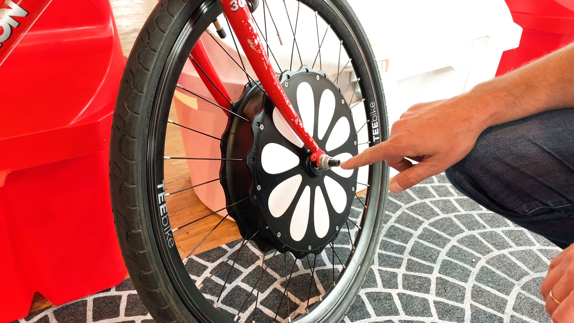Cette roue transforme votre vieille bicyclette en vélo électrique - Vidéo  Dailymotion