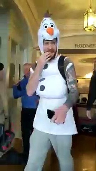 Blague : il est le seul déguisé à une soirée entre amis ! Olaf - La reine des neiges