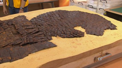 1,500년 전 신라 말 갑옷, 10년 만에 보존 처리 완료 / YTN