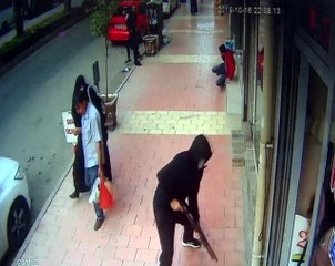 Kaldırımda silahlı saldırıya uğradı, o anlar güvenlik kameralarına yansıdı