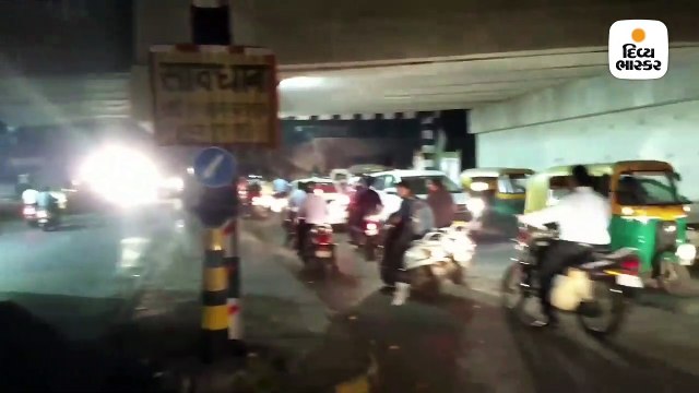 અમદાવાદ માદલપુર ગરનાળા પાસે લોખંડના ગર્ડર નીચે બસ ફસાઈ, ટાયરની હવા ઓછી કરી બહાર કાઢી