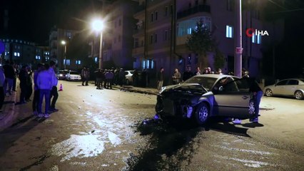 Sivas’ta iki otomobil çarpıştı: 3 kişi yaralandı