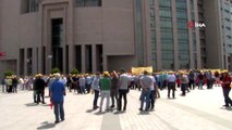 İstanbul 10. Asliye Ticaret Mahkemesi, taksici derneklerinin başvurularını kabul ederek UBER'in...