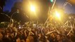 Los manifestantes en Barcelona lanzan papel de váter por los aires