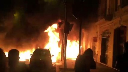 Coches ardiendo en el centro de Barcelona