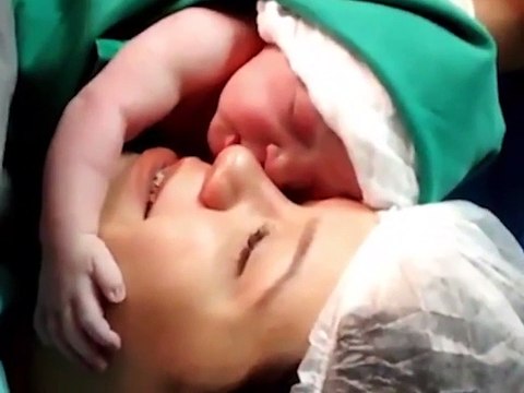 A peine né, ce bébé s'accroche à maman... Trop mignon