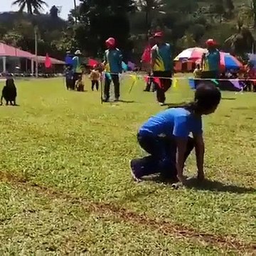 Cette fillette n'a rien compris au principe du relais