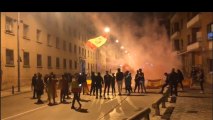 Un grupo con banderas de España defiende el cuartel de la Guardia Civil de Manresa