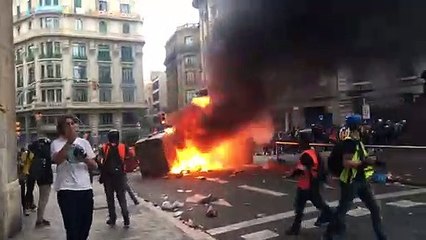 Un contenedor ardiendo durante la protesta de este viernes en Barcelona