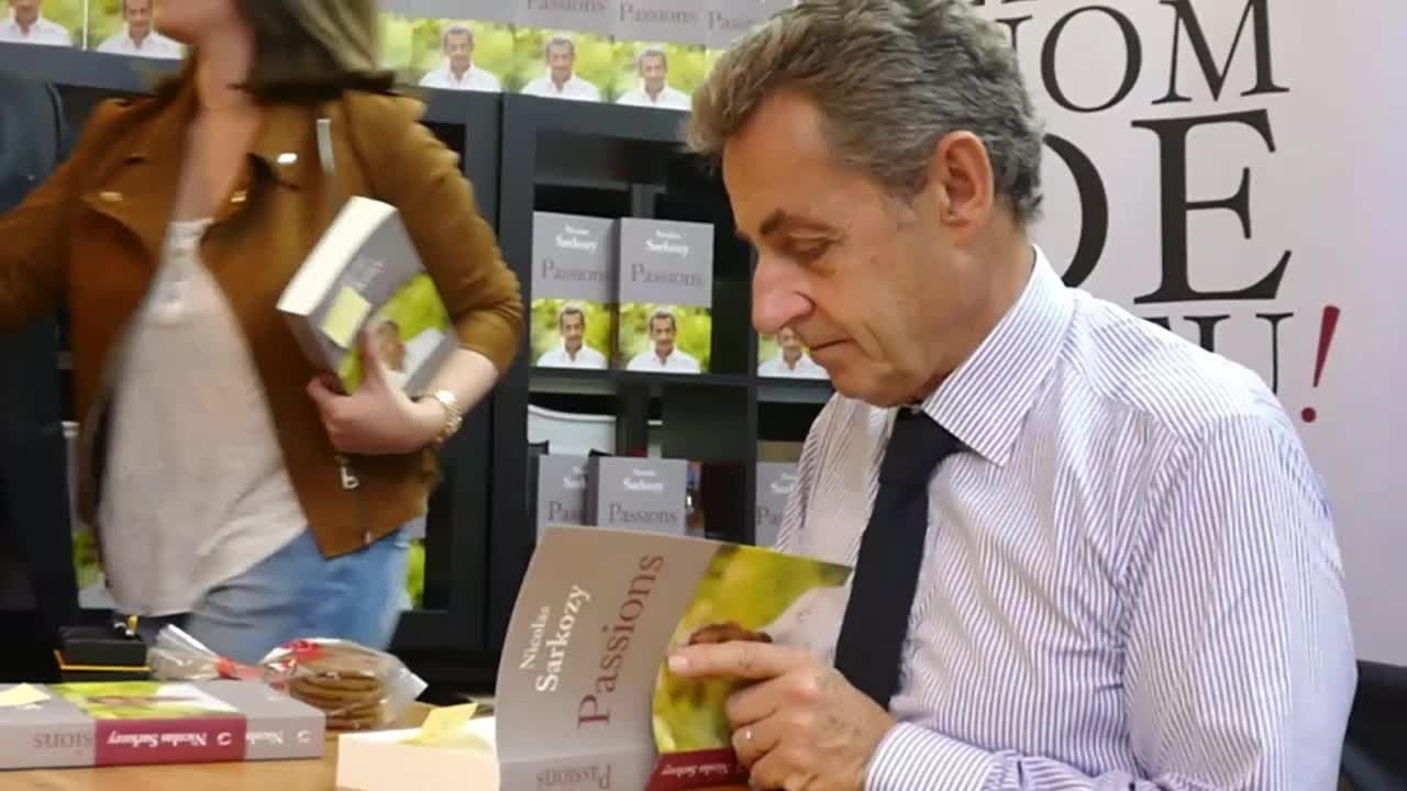 Nicolas Sarkozy dédicace son livre chez Filigranes à Bruxelles