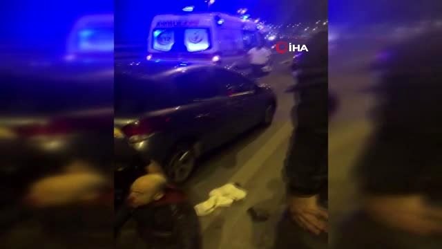 Küçükçekmece'de çekici bekleyen otomobile motosiklet çarptı