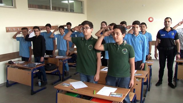 Adanalı öğrenciler Mehmetçiğe mektup gönderip selam durdu