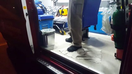 Homem agredido é socorrido pelo Siate na Av. Brasil