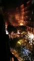Un edificio arde en Barcelona sin que los bomberos puedan pasar para sofocarlo