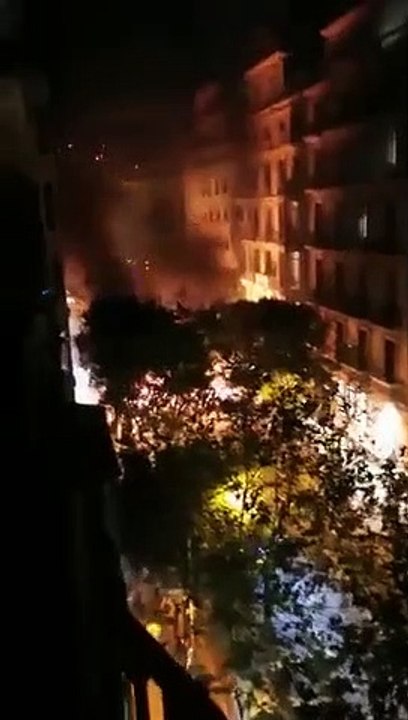 Un edificio arde en Barcelona sin que los bomberos puedan pasar para sofocarlo