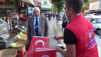 Tokatlı esnaf iş yerlerini bayraklarla donattı