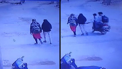 बीच सड़क पर पीछे से बाइक सवार युवकों ने सरेराह लड़की के साथ की गंदी हरकत, वीडियो वायरल