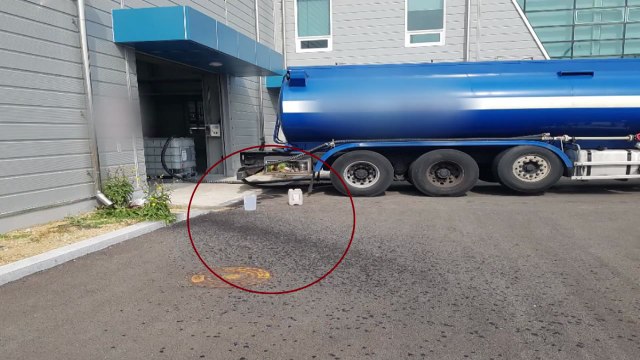 당진 OLED 세정제 제조 공장에서 황산 누출...3명 화상 / YTN