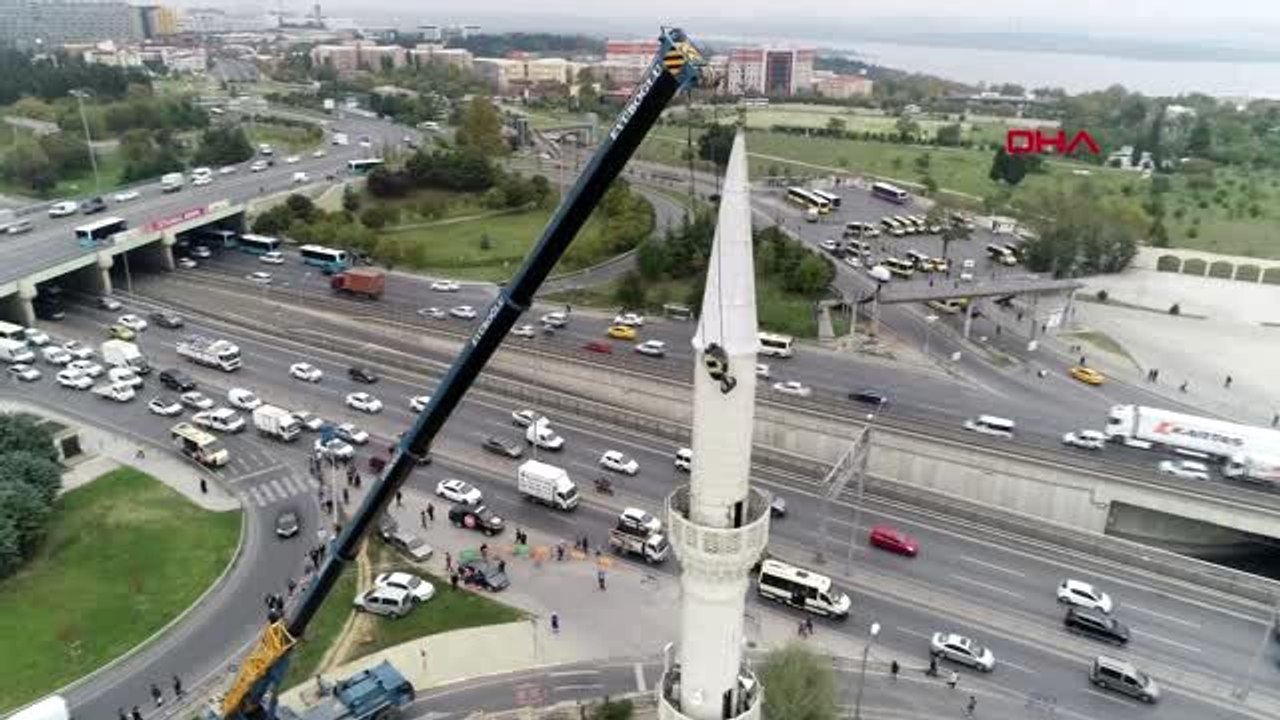 Depremde minaresinin bir kısmı yıkılan caminin diğer minaresi de sökülüyor