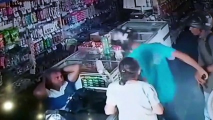 Ladrão beija idosa durante assalto e não aceita o seu dinheiro