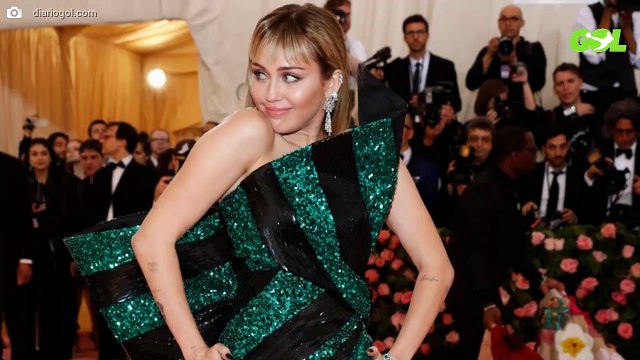 Miley Cyrus va tan bebida que se desploma: Mira la foto (“Ha vuelto a recaer”)