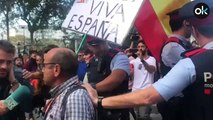 Un hombre se cuela con la bandera de España en la manifestación de estudiantes en Barcelona y los Mossos le echan