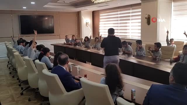 Vali ve öğrencilerden Barış Pınarı Harekatı'na asker selamlı destek