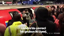 Londra'da işe gitmek isteyen yolcular çevrecileri dövdü