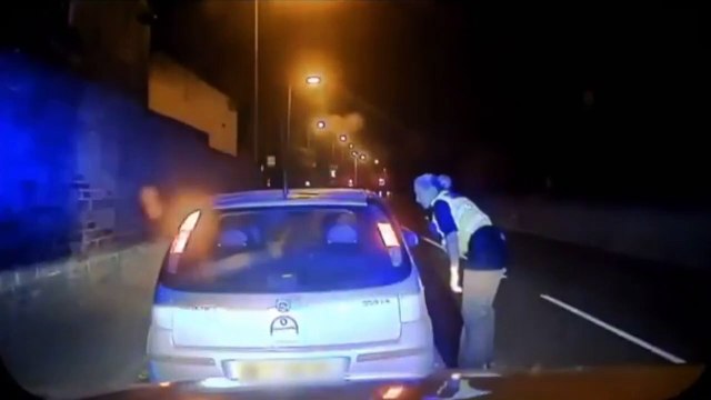 Dialogue de sourds hilarant entre une policière et un conducteur au Royaume-Uni