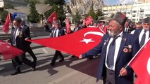 Gazilerden Mehmetçik'e Türk bayraklı asker selamlı destek