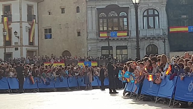 La Reina Letizia y la Princesa de Asturias saludan a su llegada