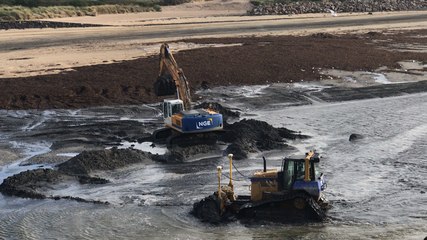 Travaux dans le chenal du port de Barneville-Carteret