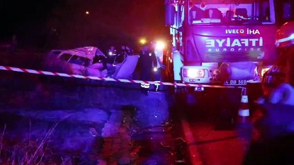 Kamyonla otomobil çarpıştı: 3 ölü