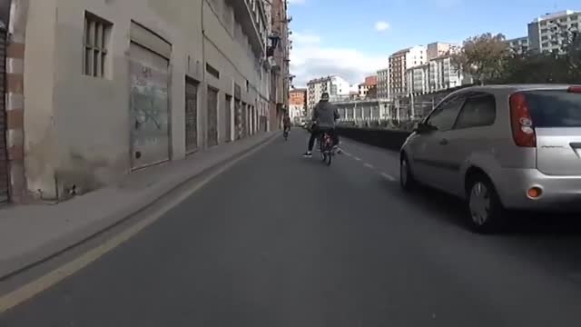 El Ayuntamiento de Bilbao pedirá carnet de conducir o un curso de tráfico para poder alquilar bicis eléctricas en la ciudad